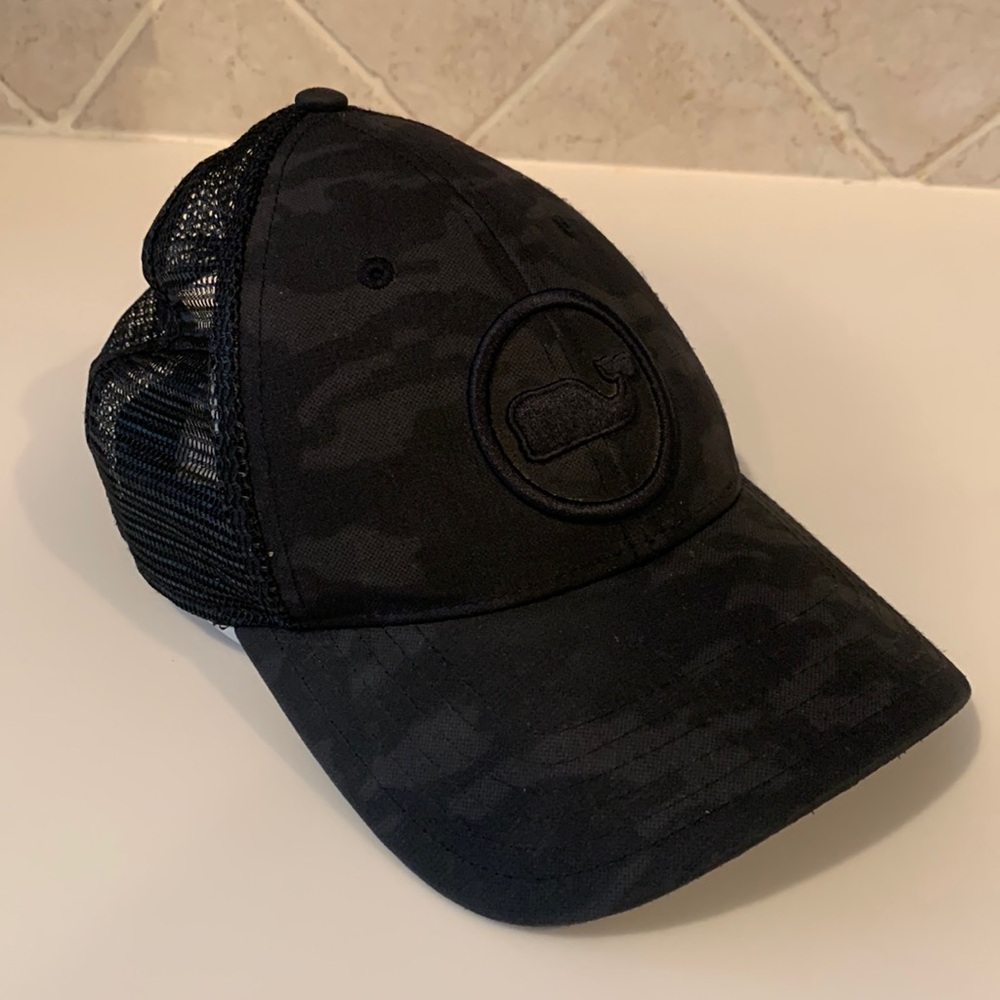 Vineyard vines baseball cap. Black camo Mesh back. Good condition.